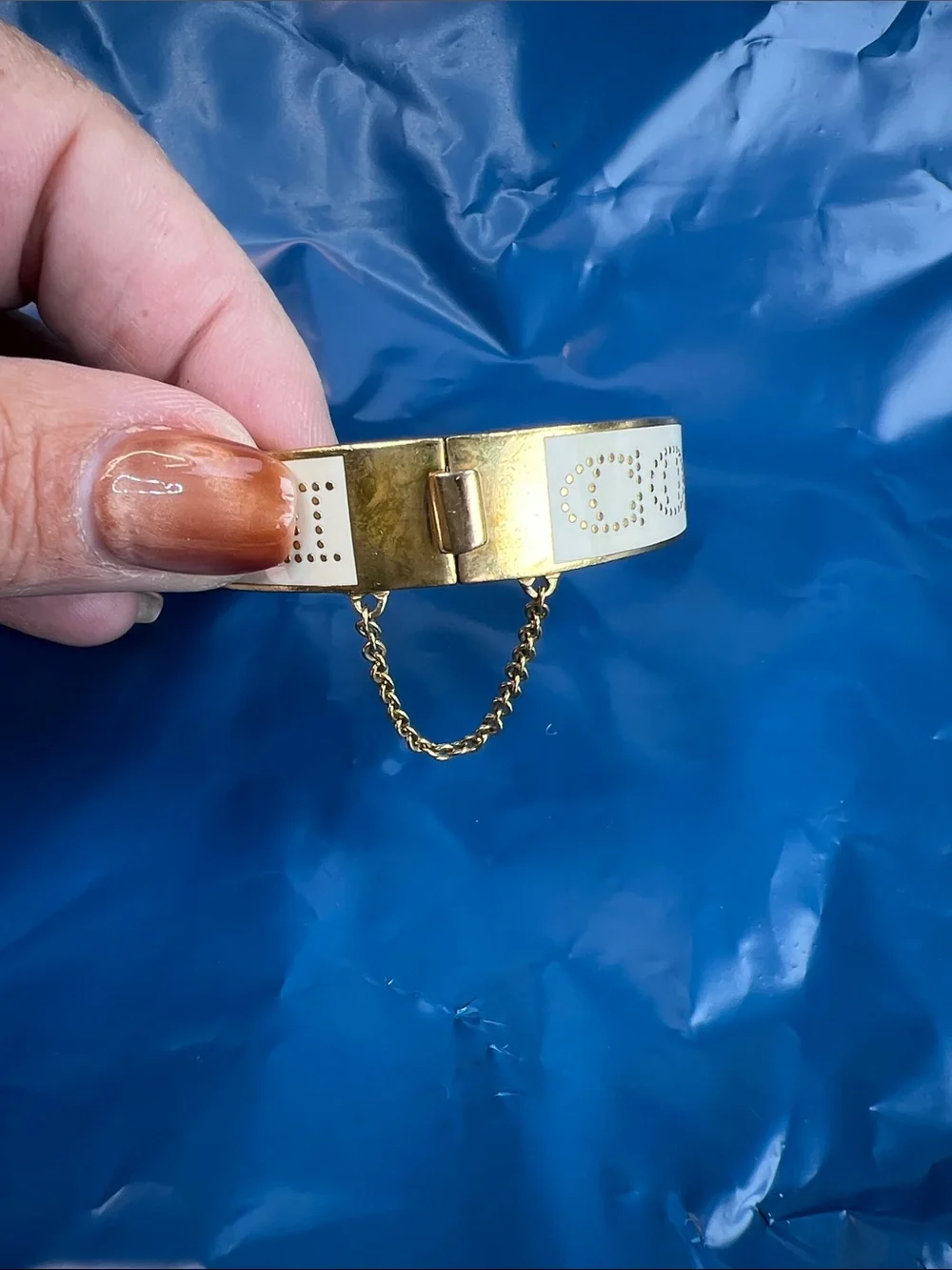 Coach, gold hinged bracelet - Picture 3 of 5